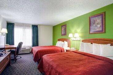 هتل Quality Inn & Suites Airport