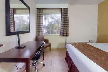 هتل Rodeway Inn & Suites Fort Lauderdale Airport & Cruise Port