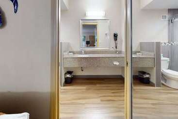 هتل Rodeway Inn & Suites Fort Lauderdale Airport & Cruise Port