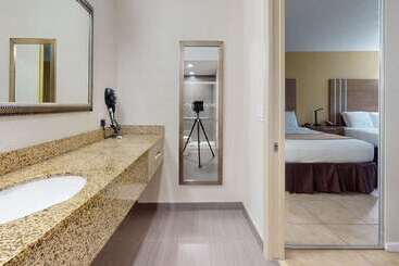 هتل Rodeway Inn & Suites Fort Lauderdale Airport & Cruise Port