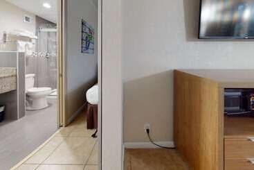 هتل Rodeway Inn & Suites Fort Lauderdale Airport & Cruise Port