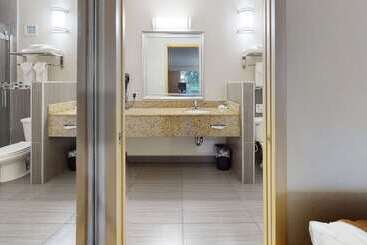 هتل Rodeway Inn & Suites Fort Lauderdale Airport & Cruise Port