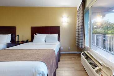 هتل Rodeway Inn & Suites Fort Lauderdale Airport & Cruise Port