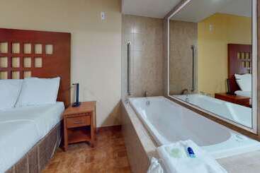 هتل Rodeway Inn & Suites Fort Lauderdale Airport & Cruise Port