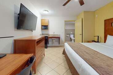 هتل Rodeway Inn & Suites Fort Lauderdale Airport & Cruise Port