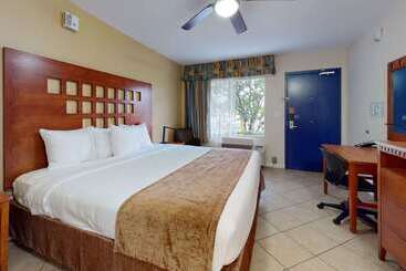 هتل Rodeway Inn & Suites Fort Lauderdale Airport & Cruise Port