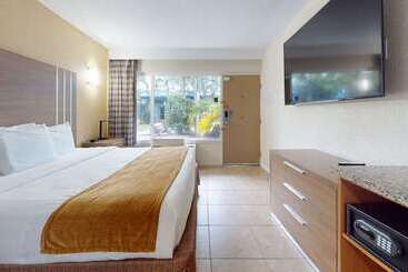 هتل Rodeway Inn & Suites Fort Lauderdale Airport & Cruise Port