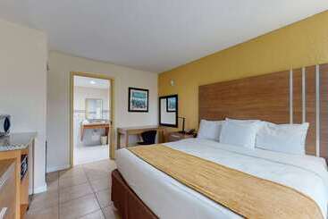 هتل Rodeway Inn & Suites Fort Lauderdale Airport & Cruise Port