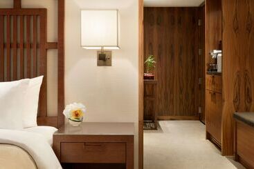 هتل Shangrila Vancouver