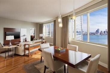 هتل The Westin Jersey City Newport