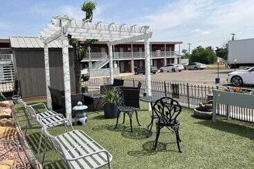 فندق على الطريق Midtown Inn & Suites