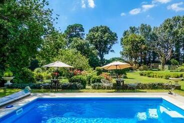 هتل Cedar House Boutique B&b