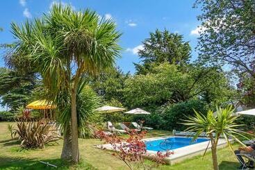 هتل Cedar House Boutique B&b