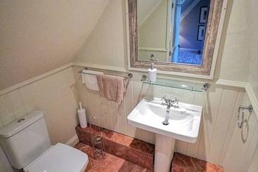 هتل Cedar House Boutique B&b