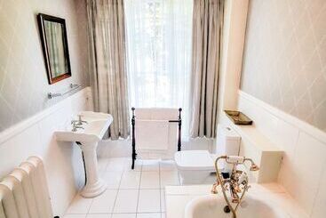 هتل Cedar House Boutique B&b