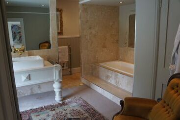 هتل Cedar House Boutique B&b