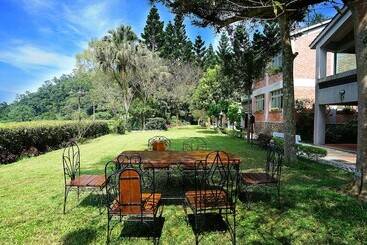 هتل Red Brick Villas
