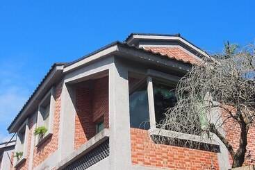 هتل Red Brick Villas