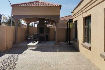 تختخواب و صبحانه Kimberley Boutique Guest Lodge