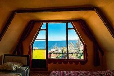 پانسیون Hostal Sol Y Lago