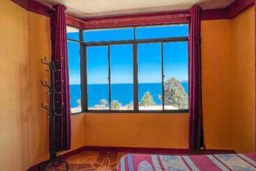پانسیون Hostal Sol Y Lago