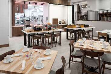 هتل Hilton Garden Inn Madison Downtown