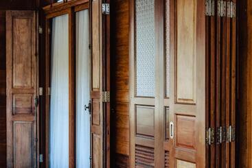 تختخواب و صبحانه Punyashthiti Villa