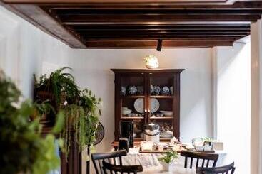تختخواب و صبحانه Punyashthiti Villa