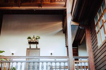 تختخواب و صبحانه Punyashthiti Villa