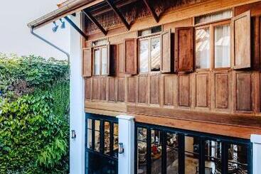 تختخواب و صبحانه Punyashthiti Villa