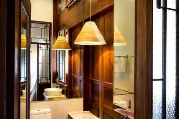 تختخواب و صبحانه Punyashthiti Villa