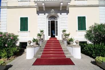Grand Hotel Villa Parisi