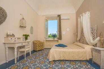 Grand Hotel Villa Parisi