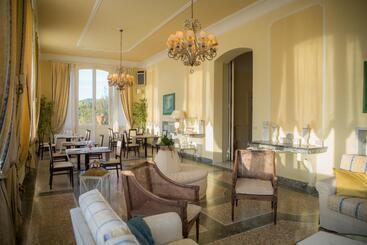 Grand Hotel Villa Parisi