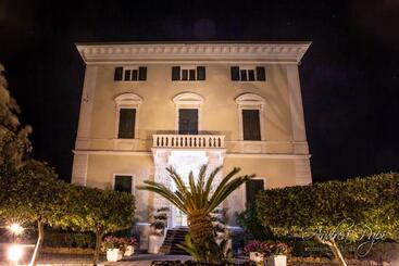 Grand Hotel Villa Parisi