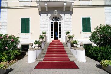 Grand Hotel Villa Parisi