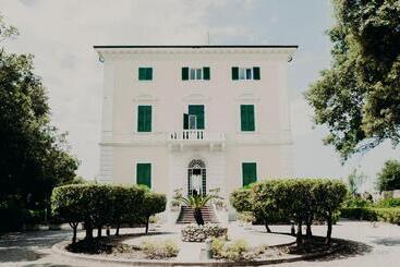 Grand Hotel Villa Parisi