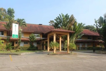 هتل Albrook Inn