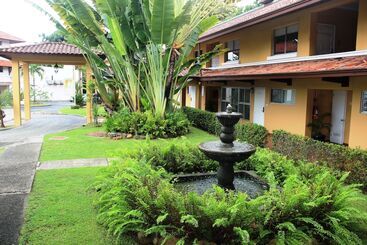 هتل Albrook Inn
