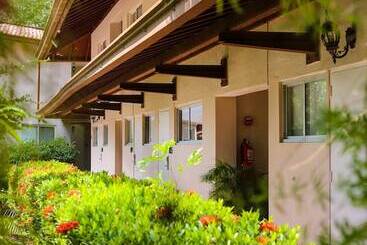 هتل Albrook Inn