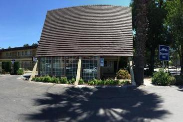 هتل Discovery Inn