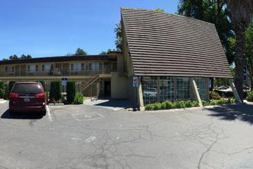 هتل Discovery Inn