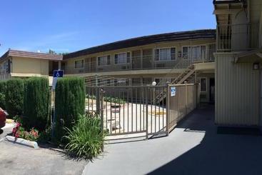 هتل Discovery Inn