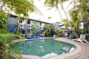 هتل Mad Monkey Village
