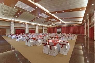 호텔 Royal Orchid Resort & Convention Centre, Yelahanka Bangalore