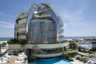 هتل Waldorf  Premier Resort
