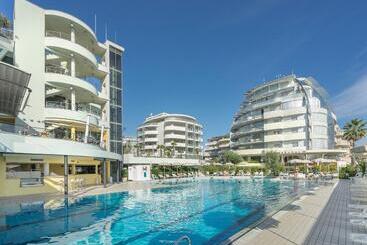 هتل Waldorf  Premier Resort