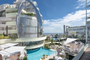 هتل Waldorf  Premier Resort