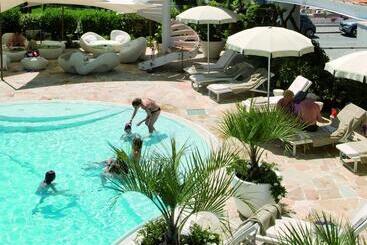 هتل Waldorf  Premier Resort
