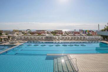 هتل Waldorf  Premier Resort
